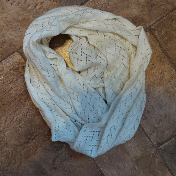 White infinity scarf - Picture 2 of 2